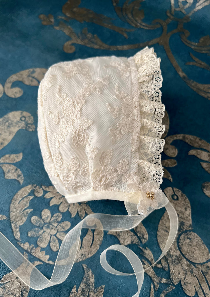 Clara tulle bonnet                                                            
Capota de tul bordado Clara